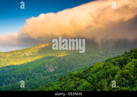 Morgenlicht auf niedrigen Wolken über Grandfather Mountain, gesehen vom Rough Ridge in der Nähe der Blue Ridge Parkway in North Carolina. Stockfoto