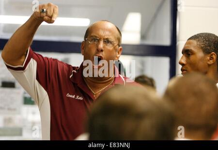 2. Oktober 2009 - Largo, FL, USA - Tarpon Springs Kopf Varsity Football-Trainer George Kotis seine Schmarotzer eine Halbzeit aufmunternden Worte in der Umkleide Freitag, 2. Oktober 2009 während der Schmarotzer-Spiel gegen die Largo-Packers am Largo hoch in Largo, Florida gibt (Credit-Bild: © St. Petersburg Times / ZUMA Draht) Stockfoto