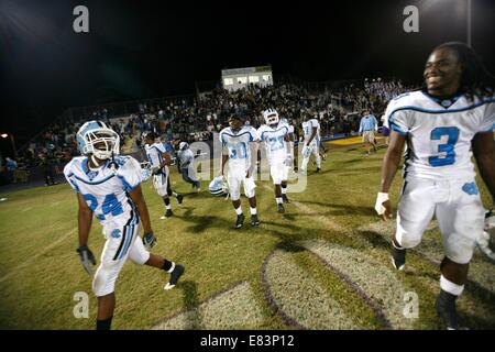 6. November 2009 - Brooksville, FL, USA - Natur Küste Tech Spieler von links, Isaac Bailey (24), Richard Hart (30), Cameron Higgs (23) und Avery Clemmons (3) feiern ihren Sieg über Hernando hoch nach Freitag Nacht Varsity Football-Spiel zwischen Hernando Leoparden und die Nature Coast Sharks 6. November 2009, Hernando hoch in Brooksville, Florida (Credit-Bild: © St. Petersburg Times / ZUMA Draht) Stockfoto