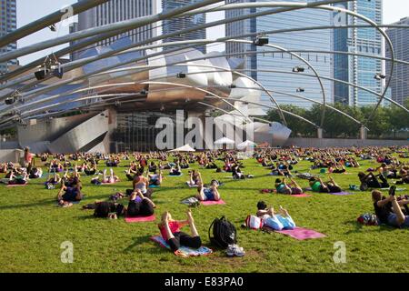 Öffentliche Yogastunde, Pritzker Pavilion, Millennium Park Chicago. Stockfoto