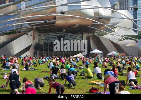 Öffentliche Yogastunde, Pritzker Pavilion, Millennium Park Chicago. Stockfoto