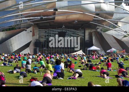 Öffentliche Yogastunde, Pritzker Pavilion, Millennium Park Chicago. Stockfoto