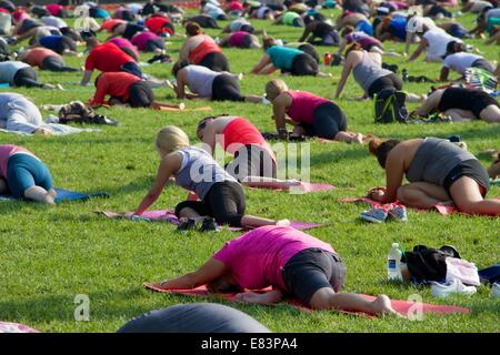 Öffentliche Yogastunde, Pritzker Pavilion, Millennium Park Chicago. Stockfoto