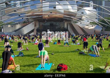 Öffentliche Yogastunde, Pritzker Pavilion, Millennium Park Chicago. Stockfoto