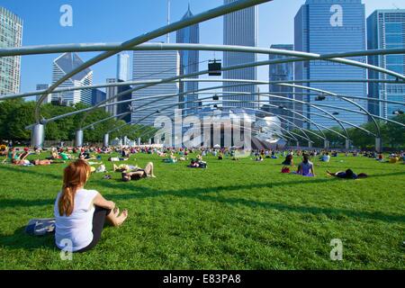 Öffentliche Yogastunde, Pritzker Pavilion, Millennium Park Chicago. Stockfoto