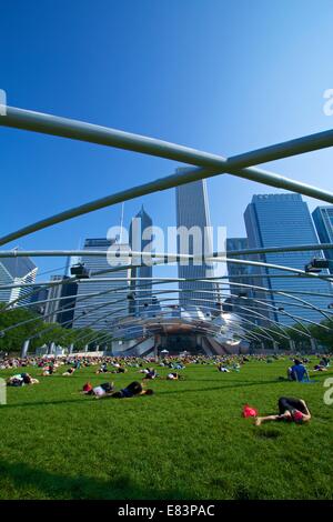 Öffentliche Yogastunde, Pritzker Pavilion, Millennium Park Chicago. Stockfoto