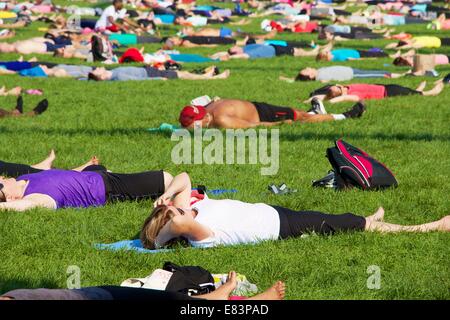 Öffentliche Yogastunde, Pritzker Pavilion, Millennium Park Chicago. Stockfoto