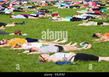 Öffentliche Yogastunde, Pritzker Pavilion, Millennium Park Chicago. Stockfoto