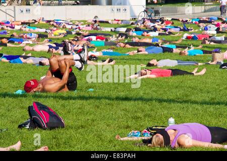 Öffentliche Yogastunde, Pritzker Pavilion, Millennium Park Chicago. Stockfoto