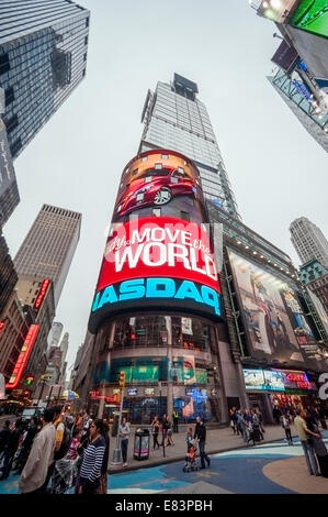 Touristen nehmen die Sehenswürdigkeiten und die Lichter des Times Square New York City Stockfoto