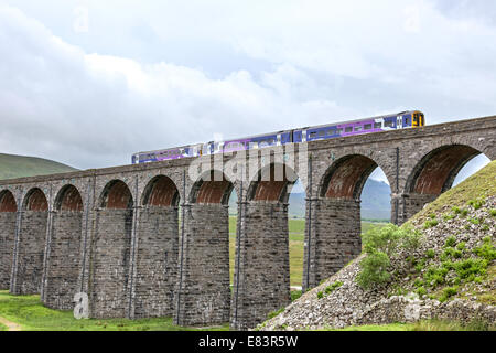 Trainieren Sie, überqueren den Ribblehead-Viadukt auf der Settle-Carlisle Railway Line, North Yorkshire, England, UK Stockfoto