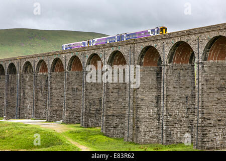 Trainieren Sie, überqueren den Ribblehead-Viadukt auf der Settle-Carlisle Railway Line, North Yorkshire, England, UK Stockfoto