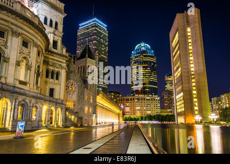 Reflektieren Pool und Wolkenkratzer in der Nacht, gesehen im Christian Science Plaza in Boston, Massachusetts. Stockfoto