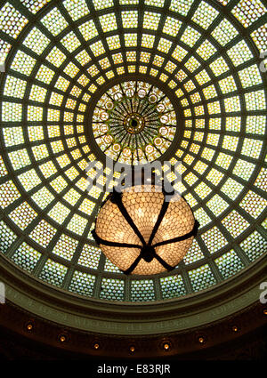 Die weltweit größte Tiffany Glaskuppel in Preston Bradley Hall of Chicago Cultural Center. Designed by J.A. Holtmann. Stockfoto