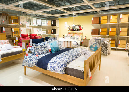 Betten und Schlafzimmer-Möbel bei Ikea, London, England, UK Stockfoto