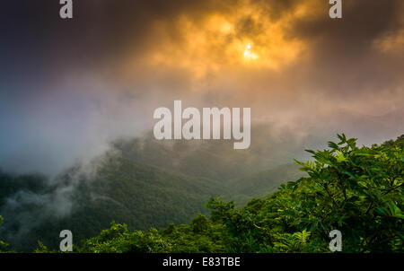 Sonnenuntergang durch Nebel, von schroffen Gipfel, in der Nähe der Blue Ridge Parkway North Carolina gesehen. Stockfoto