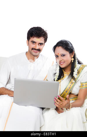 South Indian verheiratet paar sitzt mit laptop Stockfoto