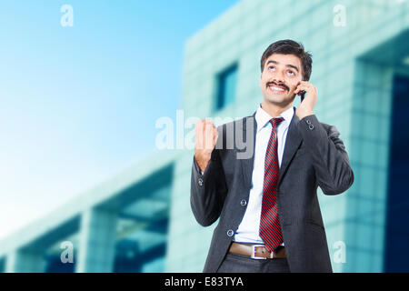 indische Geschäftsmann sprechendes Telefon Stockfoto