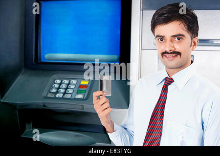 indische Business Mann zeigt Credit Card Stockfoto