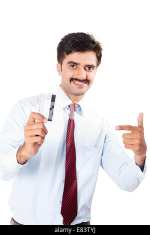 indische Business Mann zeigt Credit Card Stockfoto