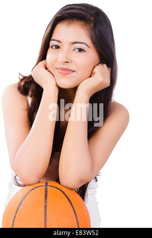 indische Mädchen spielen Basketball Stockfoto