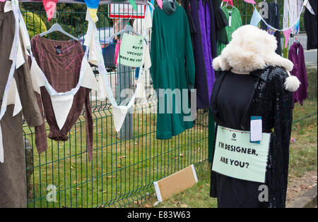 Oxfam-Kleidung stall am Festival der Sparsamkeit, Lingfield Punkt, Darlington, England, UK Stockfoto