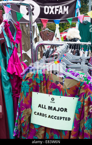 Alle gängigen Kreditkarten werden akzeptiert Anmeldung Oxfam Kleidung beim Festival der Sparsamkeit. Großbritannien Stockfoto