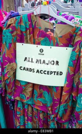 Alle gängigen Kreditkarten werden akzeptiert Anmeldung Oxfam Kleidung beim Festival der Sparsamkeit. Großbritannien Stockfoto