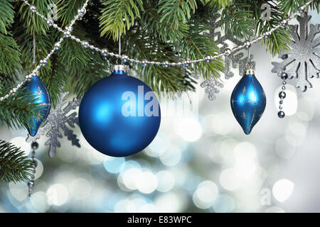 Blauen Tanne hängen Weihnachtskugeln Stockfoto