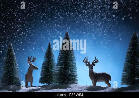 Silhouette der Hirsche und Tanne Baum auf Weihnachten Hintergrund. Weihnachts-Grußkarte. Stockfoto