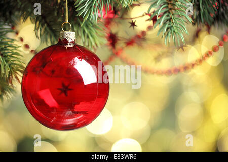 Nahaufnahme der Weihnachtskugel aus Weihnachtsbaum. Stockfoto