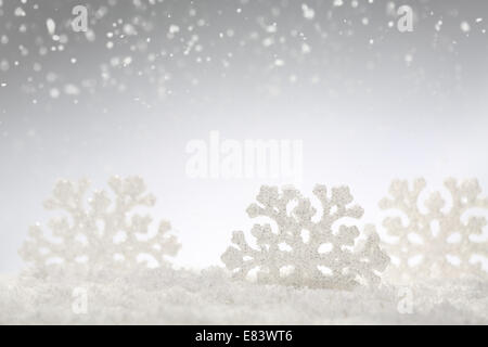 Weihnachten Silber Hintergrund mit Schneeflocken Stockfoto