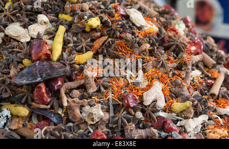 Detail der arabischen Gewürze zum Verkauf im Souk von Global Village, Dubai, Vereinigte Arabische Emirate hautnah. Stockfoto