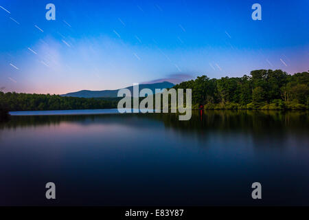 Sternspuren über Julian Preis See nachts entlang des Blue Ridge Parkway in North Carolina. Stockfoto