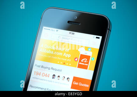 Nahaufnahme der brandneue Apple iPhone 5 s mit Alibaba online speichern Anwendung auf einem Bildschirm. Stockfoto