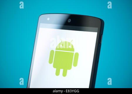 Nahaufnahme der neuen Google Nexus 5, angetrieben von Android 4.4 Version mit Android Logo auf einem Bildschirm. Stockfoto