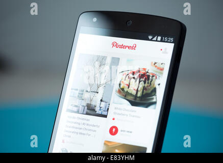 Nahaufnahme der neuen Google Nexus 5, angetrieben von Android 4.4 Version mit Pinterest Anwendung Boards auf einem Bildschirm. Stockfoto