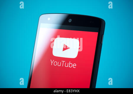 Nahaufnahme der neuen Google Nexus 5, angetrieben von Android 4.4 Version, mit YouTube-Logo auf einem Bildschirm. Stockfoto