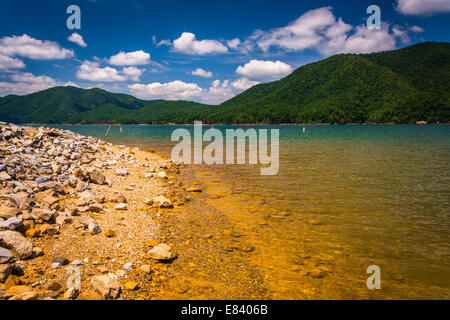 Das felsige Ufer der Watauga Lake in Cherokee National Forest, Tennessee. Stockfoto