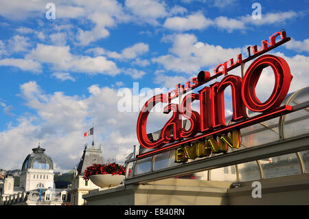 Leuchtreklame von Evian Casino vor Rathaus und die Jugendstil-Gebäude von Source Cachat, Evian-Les-Bains Stockfoto