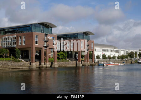 Das Radisson Hotel an der unteren Trave Fluß, Music Hall und Kongresszentrum an der Rückseite, Lübeck, Schleswig-Holstein, Deutschland Stockfoto