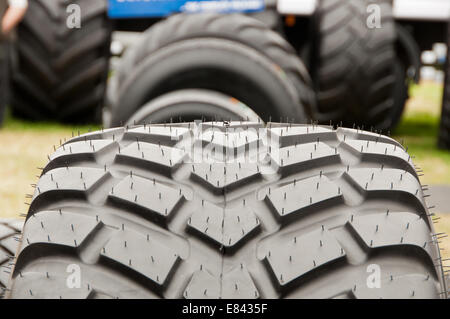 Reifen (Reifen) treten auf einem Traktor-Reifen (Reifen) Stockfoto