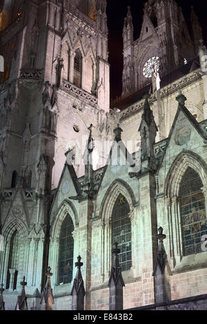 Detail der Basilika del Voto Nacional (Basilika des nationalen Gelübdes) in der Nacht in Quito, Ecuador Stockfoto