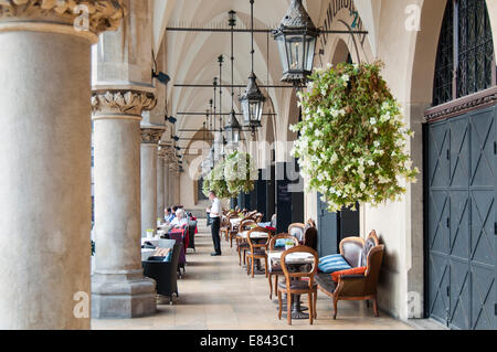 Café am Tuchhallen (Sukiennice) im Hauptmarkt (Rynek Glowny), Krakau, Polen Stockfoto