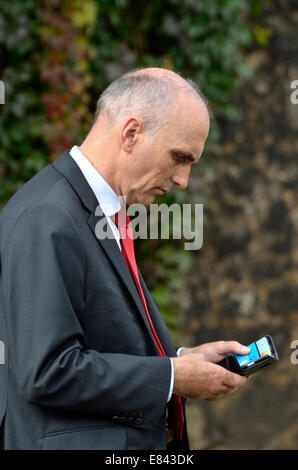 Chris Williamson MP (Labour, Derby North) Überprüfung seiner Brieftasche Stockfoto