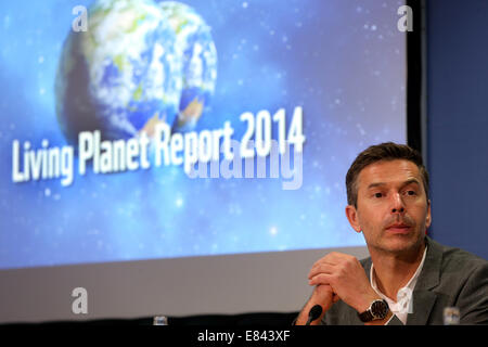 Berlin, Deutschland. 30. September 2014. Moderator, Journalist und Filmemacher Tierwelt hält Dirk Steffens eine Pressekonferenz vom WWF auf der "Living Planet Report 2014" und Deutschlands Rolle im Klimawandel in Berlin, Deutschland, 30. September 2014. Nach dem WWF, die Studie ist eine umfassende globale "Gesundheitscheck". Bildnachweis: Dpa picture Alliance/Alamy Live News Stockfoto