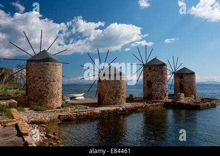 Alte Windmühlen in Vrondados an der Ostküste von Chios, Griechenland. Stockfoto