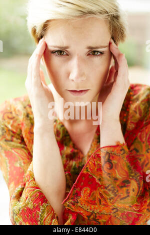 Frau mit Kopfschmerzen Stockfoto