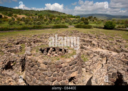 Gesamtansicht von der prähistorischen Welt Heritage Site des Su Nuraxi bei Barumini, zusammen mit seinen umliegenden Dorf. Sardinien, ich Stockfoto