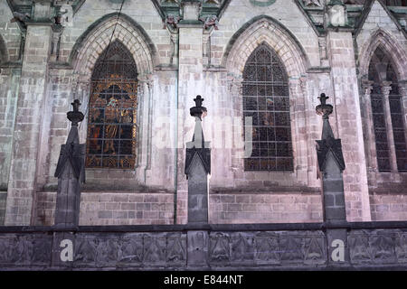 Glasfenster der Basilika del Voto Nacional (Basilika des nationalen Gelübdes) in der Nacht in Quito, Ecuador Stockfoto